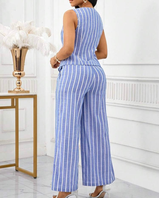 Ensemble tailleur pantalon femme élégant en tissu rayé bleu et blanc, sans manches, style entreprise et décontracté.