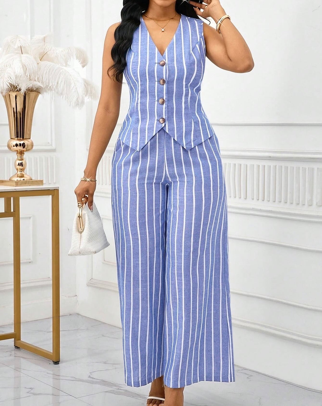 Ensemble tailleur pantalon femme élégant en tissu rayé bleu et blanc, sans manches, style entreprise et décontracté.