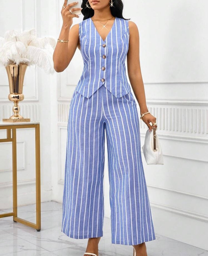 Ensemble tailleur pantalon femme élégant en tissu rayé bleu et blanc, sans manches, style entreprise et décontracté.